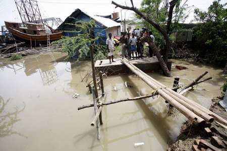 Cyclone kills at least 106 in Bangladesh