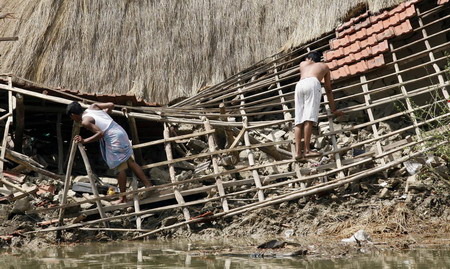 Cyclone kills at least 106 in Bangladesh