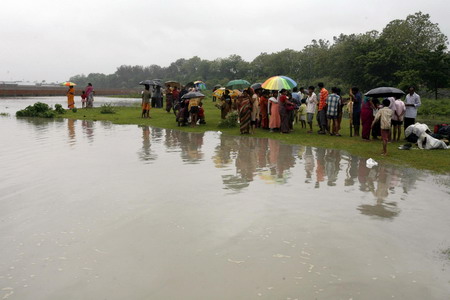 Cyclone kills at least 106 in Bangladesh