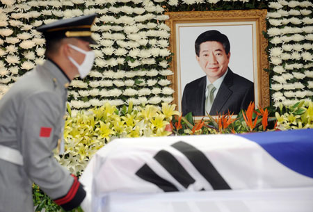 S.Koreans bid farewell to ex-president Roh