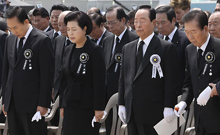 S. Korean president attends Roh's funeral with grim looks