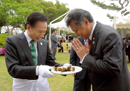 S Korean President delivers dish during lunchoen after Summit