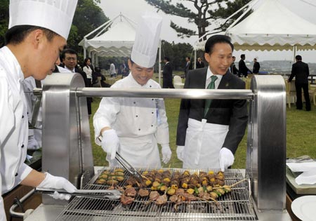 S Korean President delivers dish during lunchoen after Summit