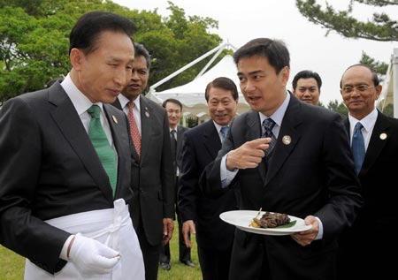 S Korean President delivers dish during lunchoen after Summit