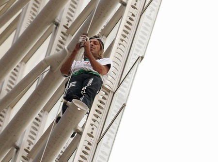 Sydney police arrest French spiderman