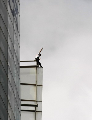 Sydney police arrest French spiderman