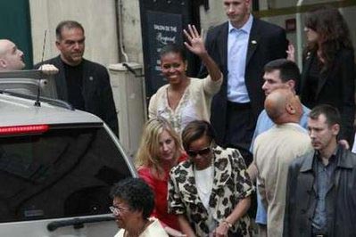 Michelle Obama wins fans in Paris