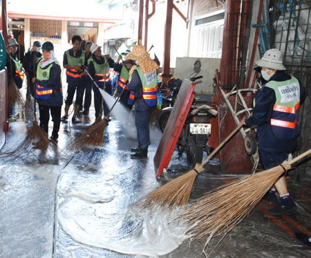 Thai streets disinfected as flu patients number rises to 310