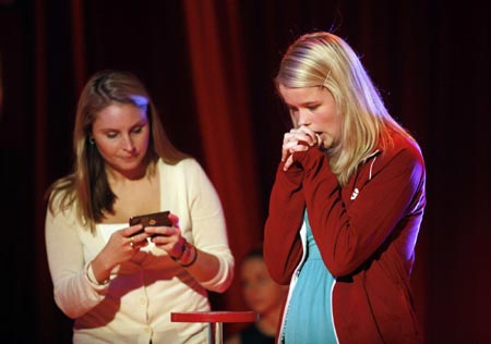 US girl wins texting championship