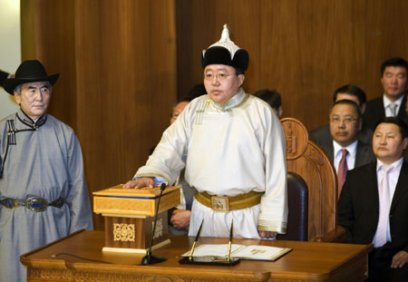 Elbegdorj sworn in as Mongolia's president