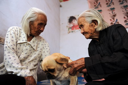 104-yr-old sisters, world's oldest twins