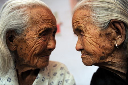 104-yr-old sisters, world's oldest twins