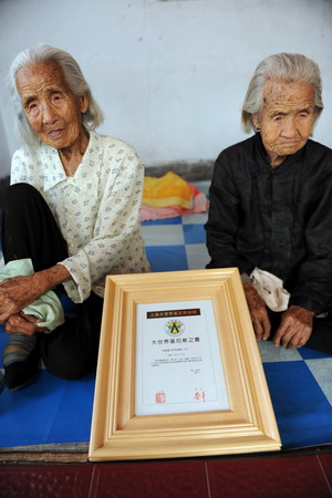 104-yr-old sisters, world's oldest twins