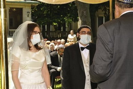 Chicago H1N1 flu couple say 'I do'