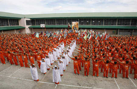 Prison inmates perform to pay tribute to MJ