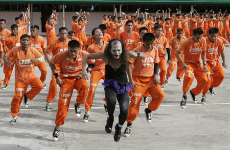 Prison inmates perform to pay tribute to MJ