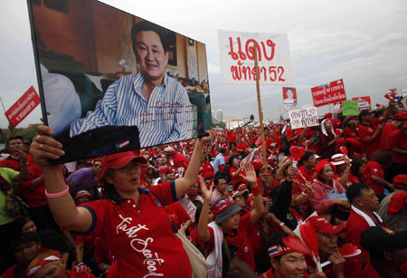 Thaksin urges supporters not to give up movement