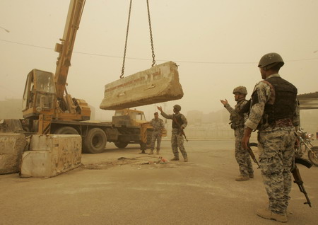 Heavy sandstorm blankets Baghdad