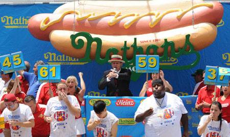 US man sets new record for hot dog eating contest