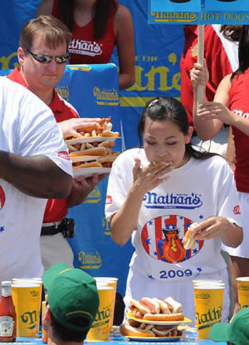 US man sets new record for hot dog eating contest