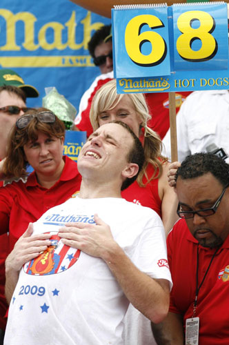 US man sets new record for hot dog eating contest