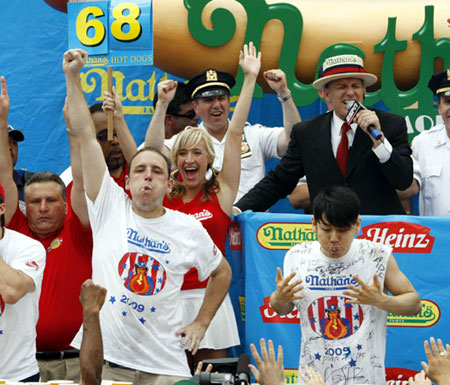 US man sets new record for hot dog eating contest