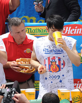 US man sets new record for hot dog eating contest