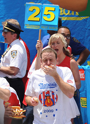 US man sets new record for hot dog eating contest