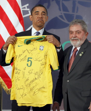 Obama gets jersey from Brazil's Lula