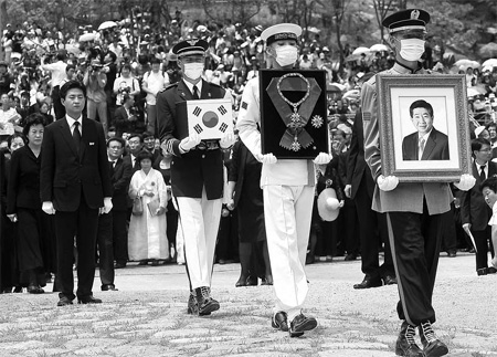 Remains of ex-ROK president buried