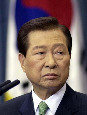 Former S Korean President Kim on respirator, not in danger