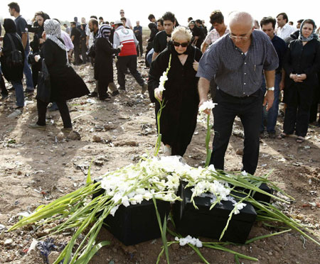Relatives mourn Iran plane crash victims