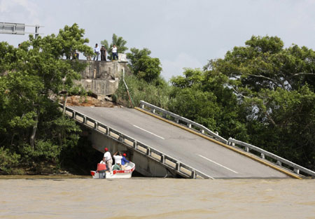 8 people killed in bridge collapse in Mexico