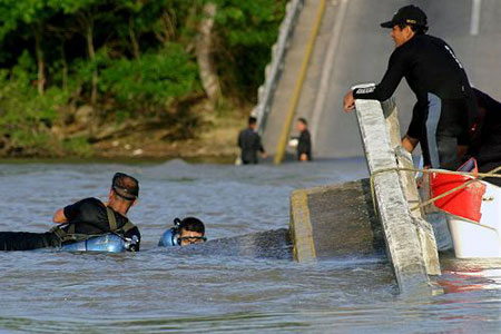 8 people killed in bridge collapse in Mexico