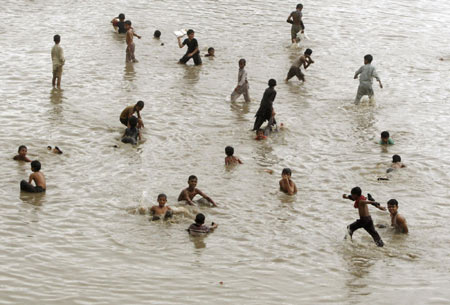 Heavy rain kills dozens in southern Pakistan