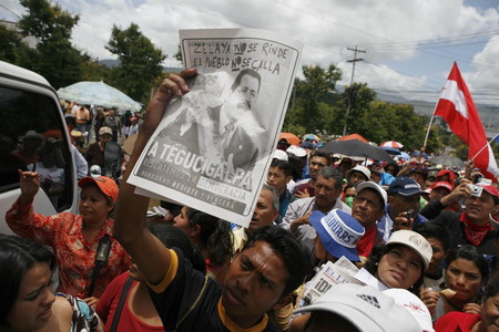 Honduras crisis talks divided over Zelaya return