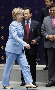 Clinton pushes DPRK on nukes