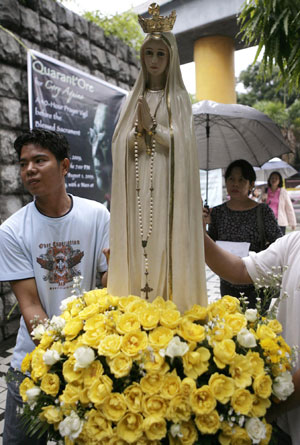 Former Philippine president Aquino dies