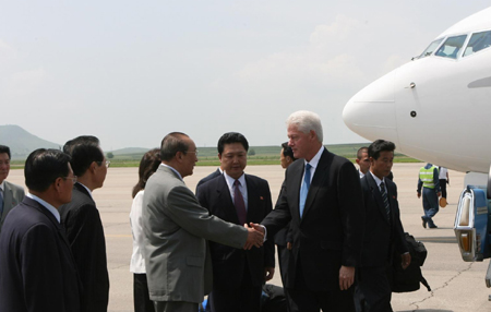 Bill Clinton arrives in Pyongyang for jailed reporters