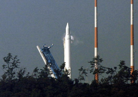 Glitch halts South Korea 1st rocket launch