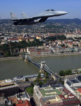 Hungarian jets rehearse for national day air show