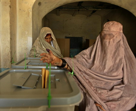 Defiant Afghans vote despite violence