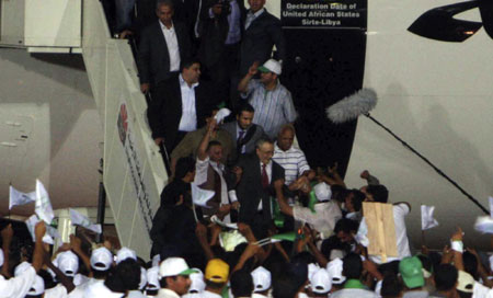 Lockerbie bomber freed, returns to cheers in Libya