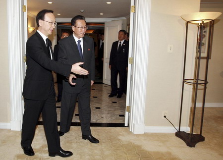DPRK envoys hold talks with ROK minister