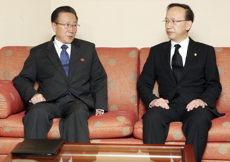 DPRK envoys hold talks with ROK minister