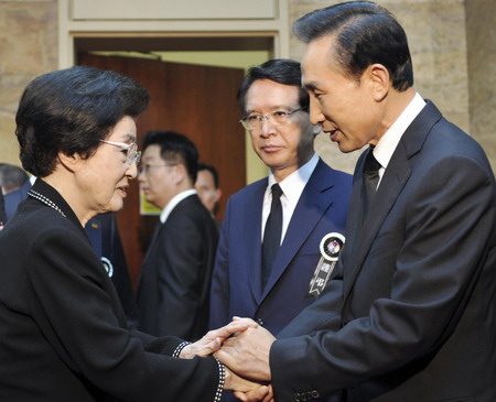 Lee Myung-bak to meet DPRK envoys on Sunday
