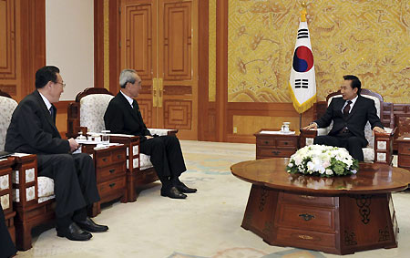 DPRK delegation meets with ROK president