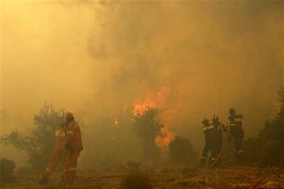 Fires reach Athens suburbs, thousands evacuated