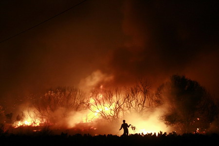 Thousands flee raging wildfires in Greece