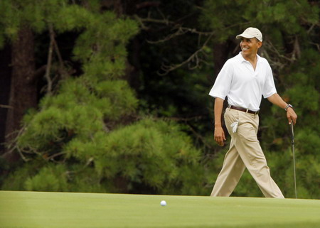 Obama golfs with his chef